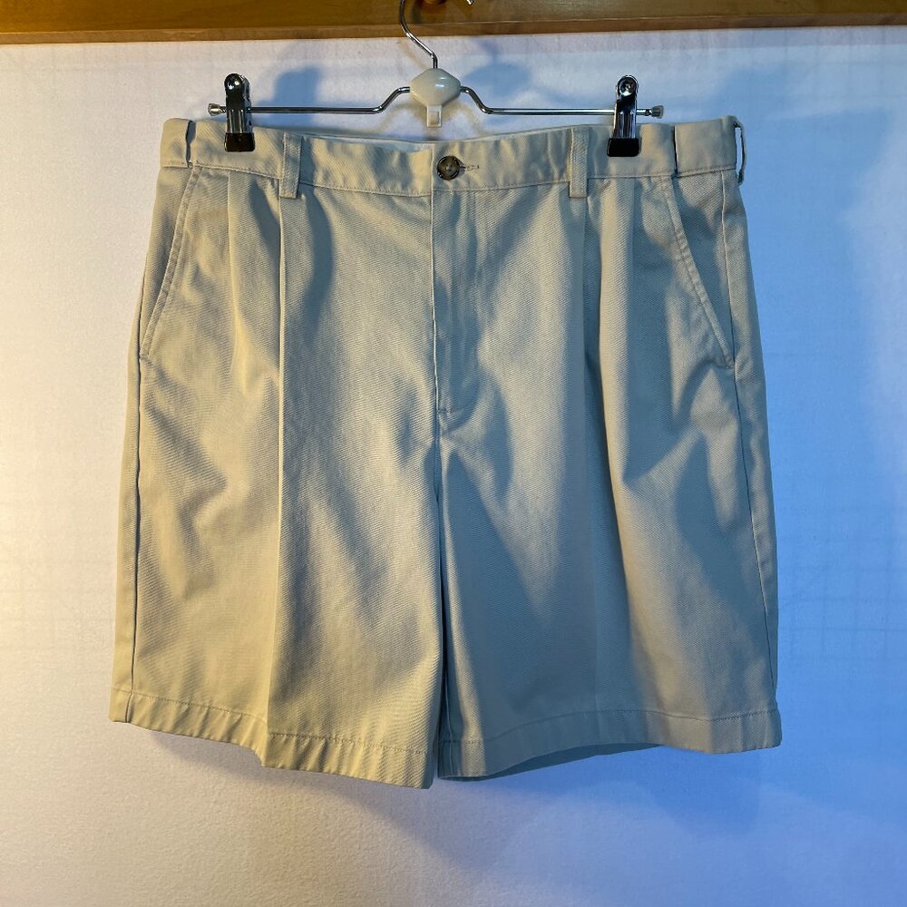 L.L. Bean Comfort Waist pleated men's shorts 36 100% Cotton Lt Beige Chinos